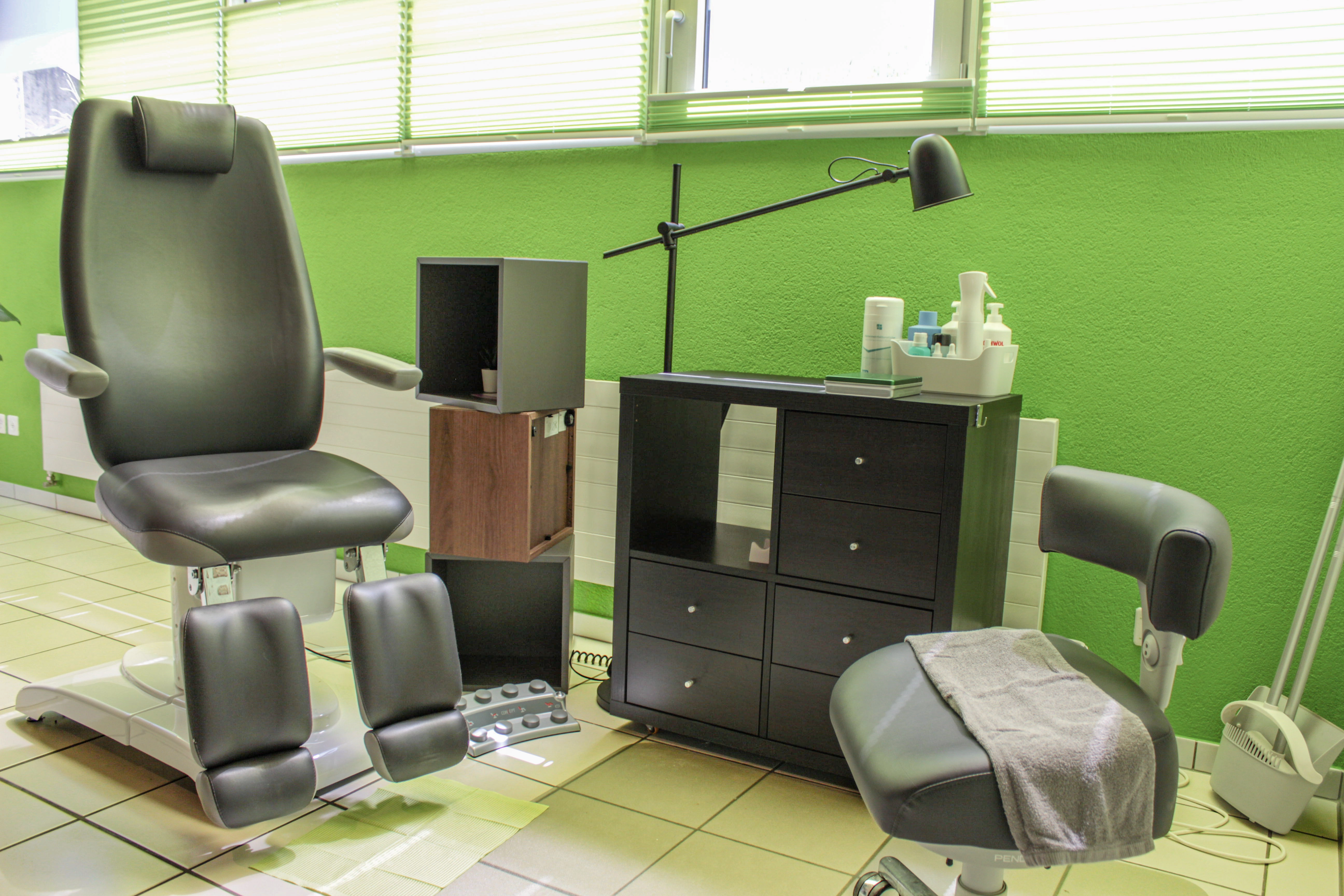 Behandlungsraum mit Podologie-Equipment